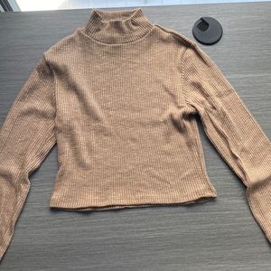 Knit cropped long sleeve shirt